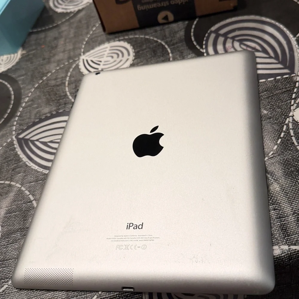 Apple iPad with silver 16gb